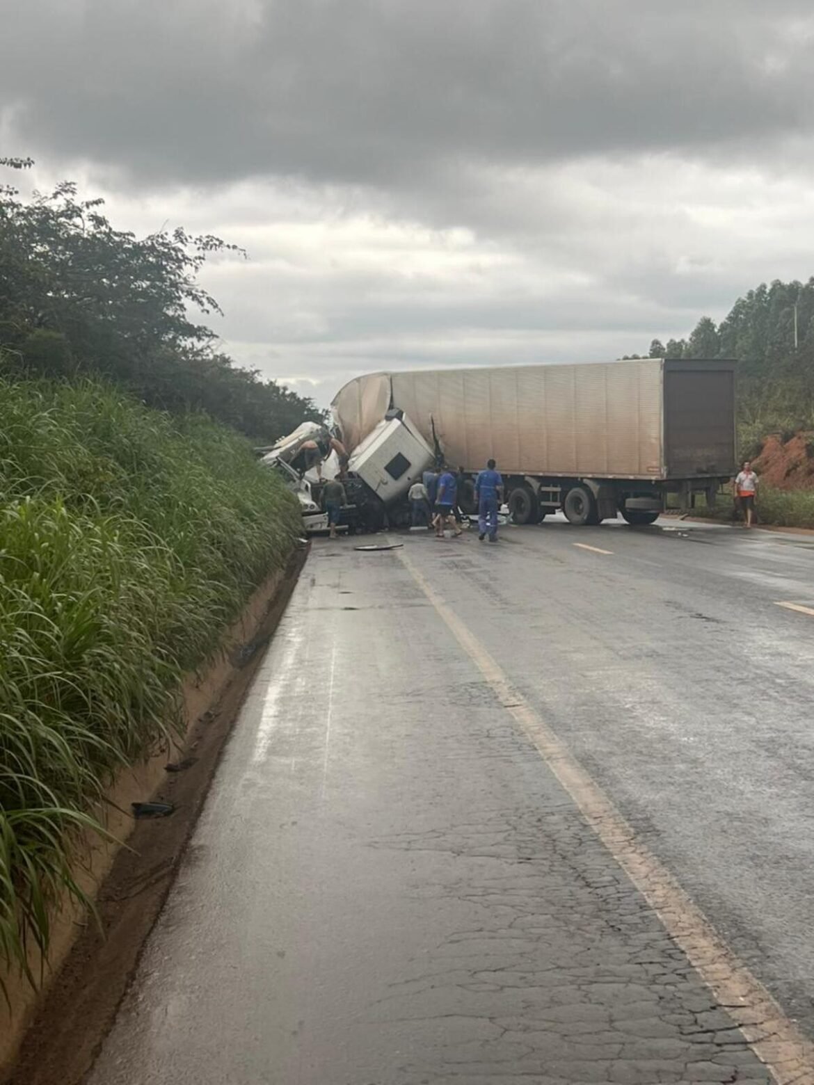 br-251-e-interditada-nos-dois-sentidos-apos-acidente-entre-duas-carretas