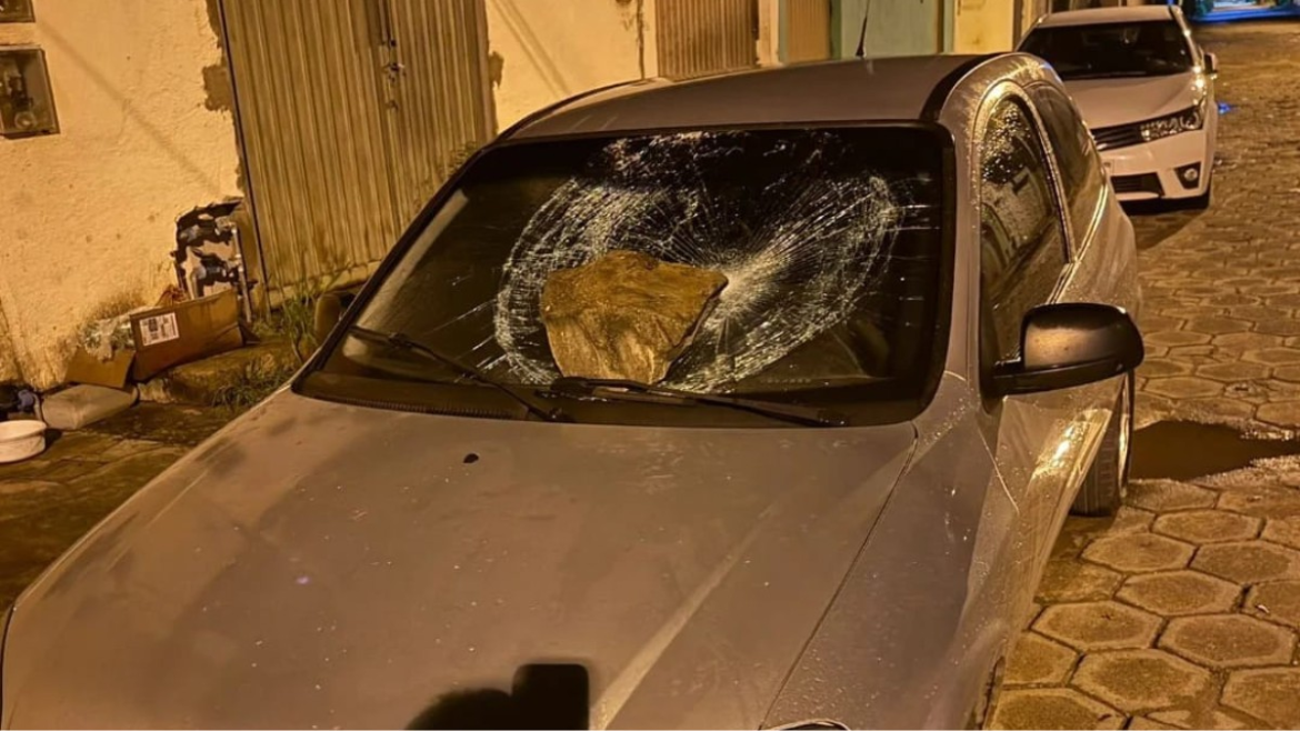 homem-arremessa-pedras,-danifica-casas-e-carro-e-foge-em-salinas