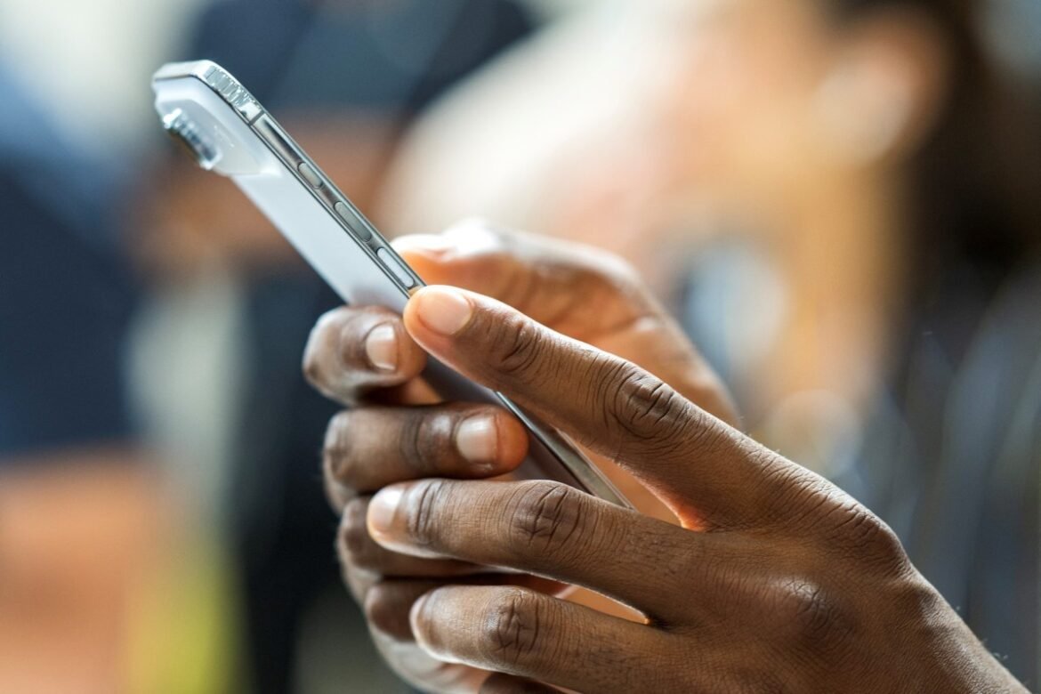 falha-em-versoes-antigas-do-iphone-pode-permitir-espionagem-e-roubo-de-dados-|-g1