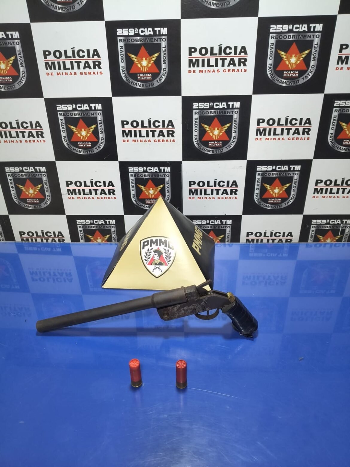 motorista-e-preso-com-arma-de-fabricacao-artesanal-e-carro-com-sinais-de-adulteracao-em-buritizeiro