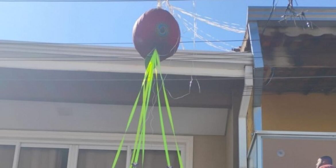 defesa-civil-paulista-remove-balao-que-caiu-em-casa-em-carapicuiba