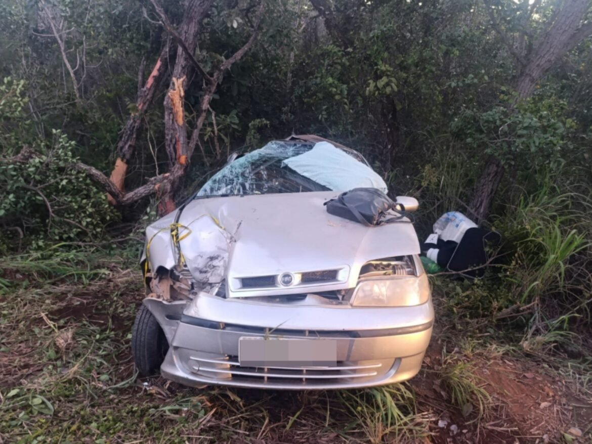 mulher-fica-gravemente-ferida-apos-carro-sair-da-pista-e-bater-em-arvore-na-mgc-135,-em-mirabela