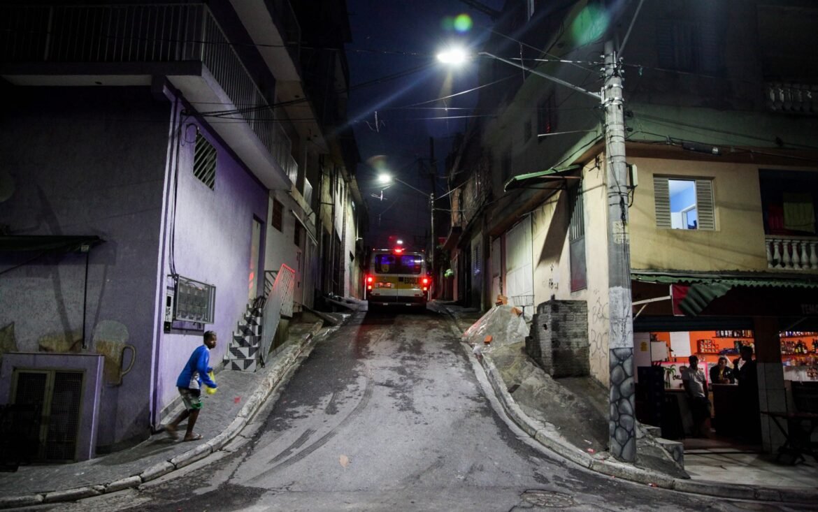 lampada-led-fria-suprime-ate-8-vezes-mais-melatonina-que-incandescente;-modelo-ajustavel-reduz-impacto