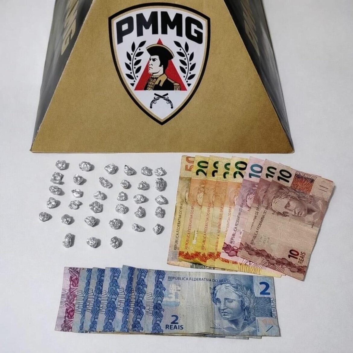 pedras-de-crack-sao-apreendidas-em-casa-onde-havia-circulacao-de-criancas-e-adolescentes,-em-unai