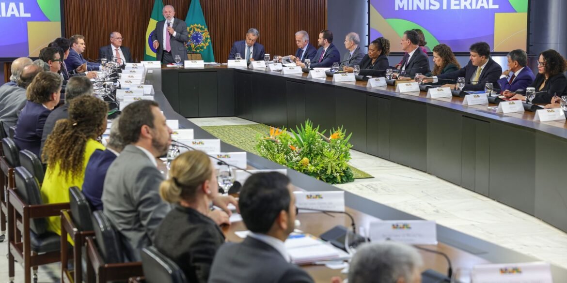lula-se-despede-de-ministros-e-confirma-alckmin-como-vice-em-chapa