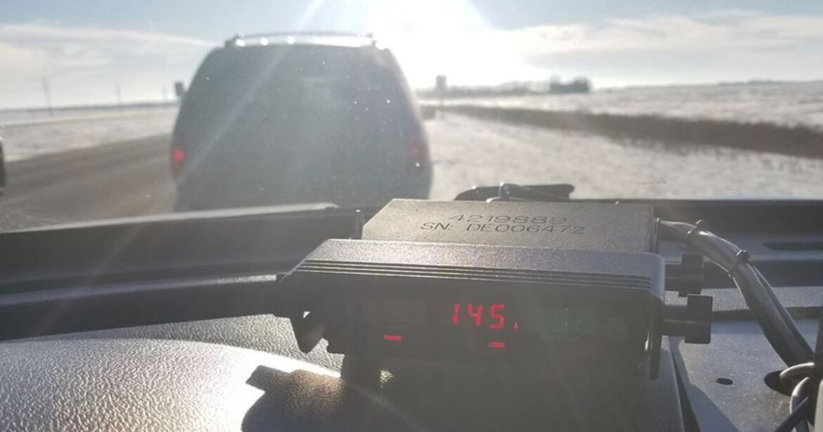 motorista-canadense-flagrado-a-145-km/h-poe-culpa-em-musica-do-motley-crue