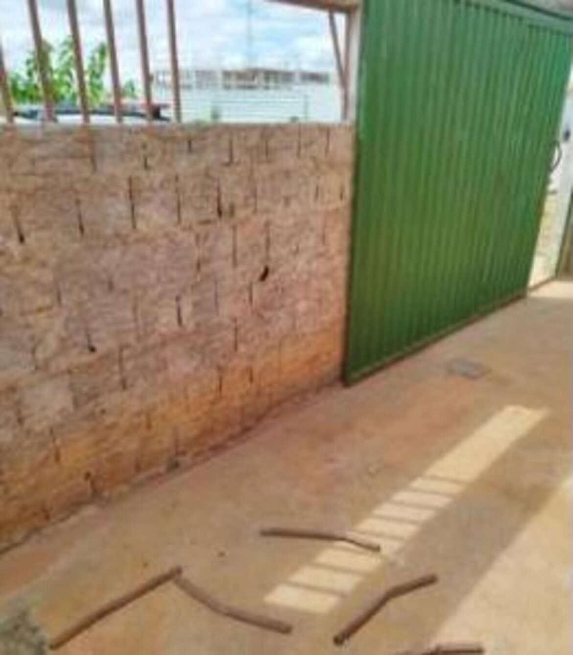 homem-danifica-muro-da-casa-dos-pais-ao-ser-trancado-por-eles-apos-cometer-agressoes-em-mg