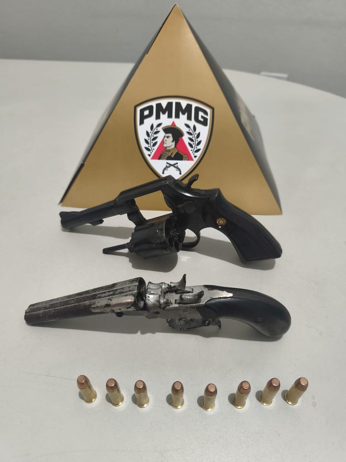 armas-sao-apreendidas-em-congelador-de-bar-apos-homem-ameacar-irmao-em-rio-pardo-de-minas