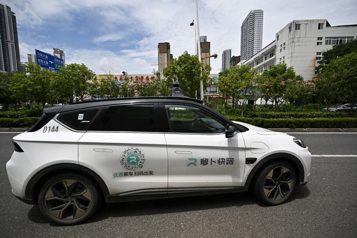 robotaxis-sofrem-pane,-param-no-meio-da-rua-e-obrigam-motoristas-a-desviar-em-cidade-na-china-|-g1