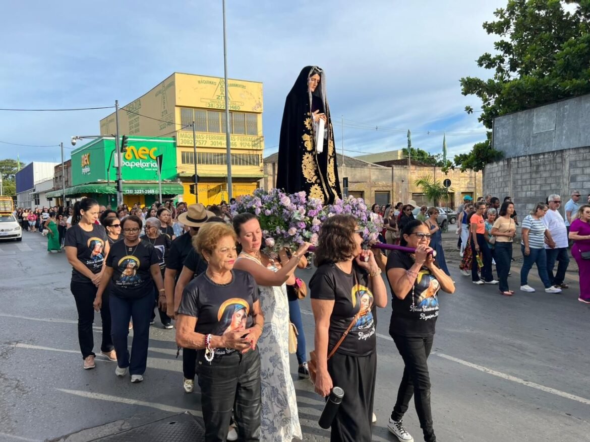 fieis-participam-da-tradicional-procissao-do-encontro-na-sexta-feira-santa-em-montes-claros