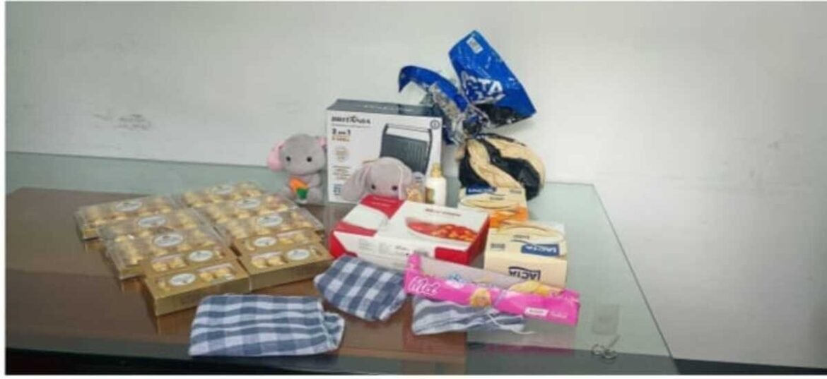 mulher-e-presa-ao-ser-flagrada-furtando-em-loja-de-shopping-em-montes-claros;-entre-os-itens-estavam-ovos-de-pascoa-e-caixas-de-bombom