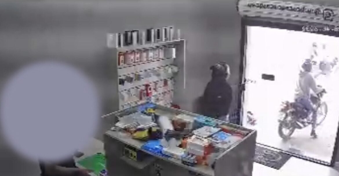 video:-assaltantes-roubam-celulares-e-dinheiro-de-loja-em-montes-claros
