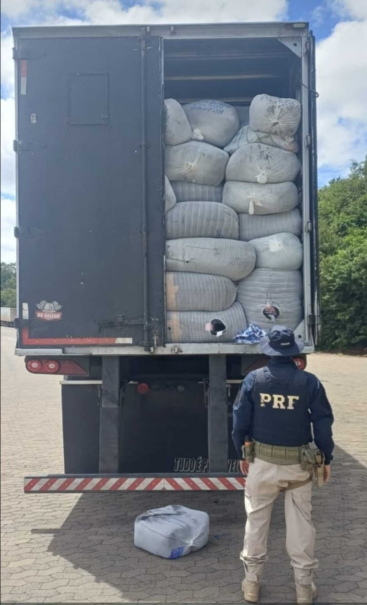 caminhao-carregado-com-mercadorias-estrangeiras-sem-documentacao-e-apreendido-pela-prf-na-br-251