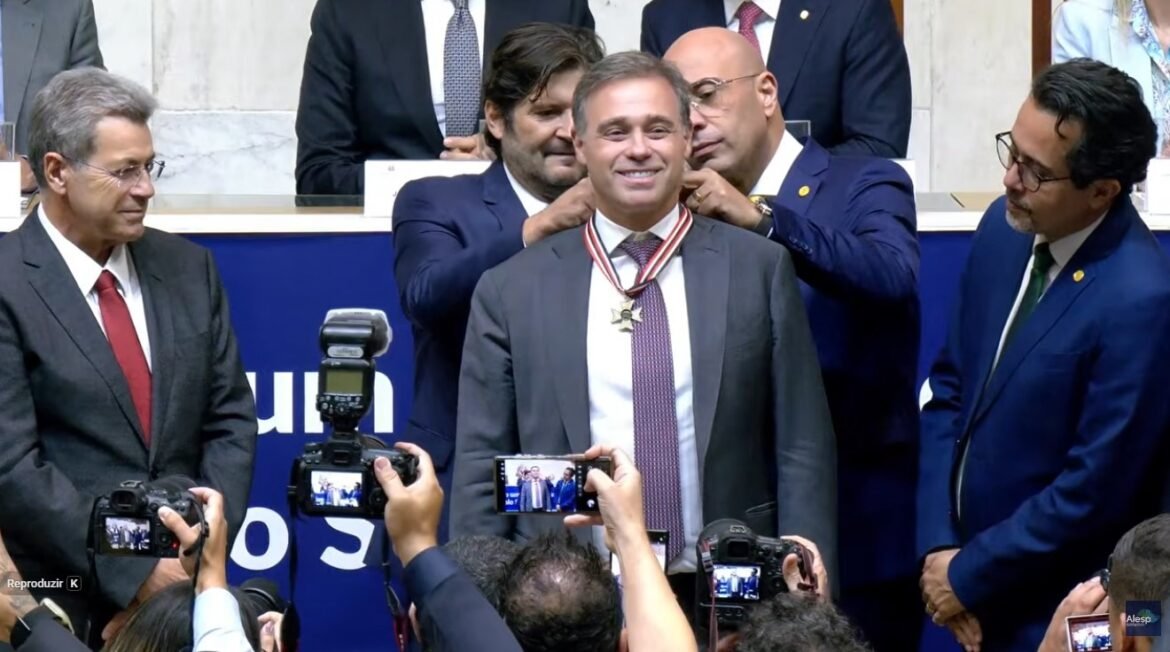 ministro-andre-mendonca-recebe-colar-de-honra-ao-merito-em-sessao-solene-na-alesp-com-presenca-de-tarcisio-e-nunes