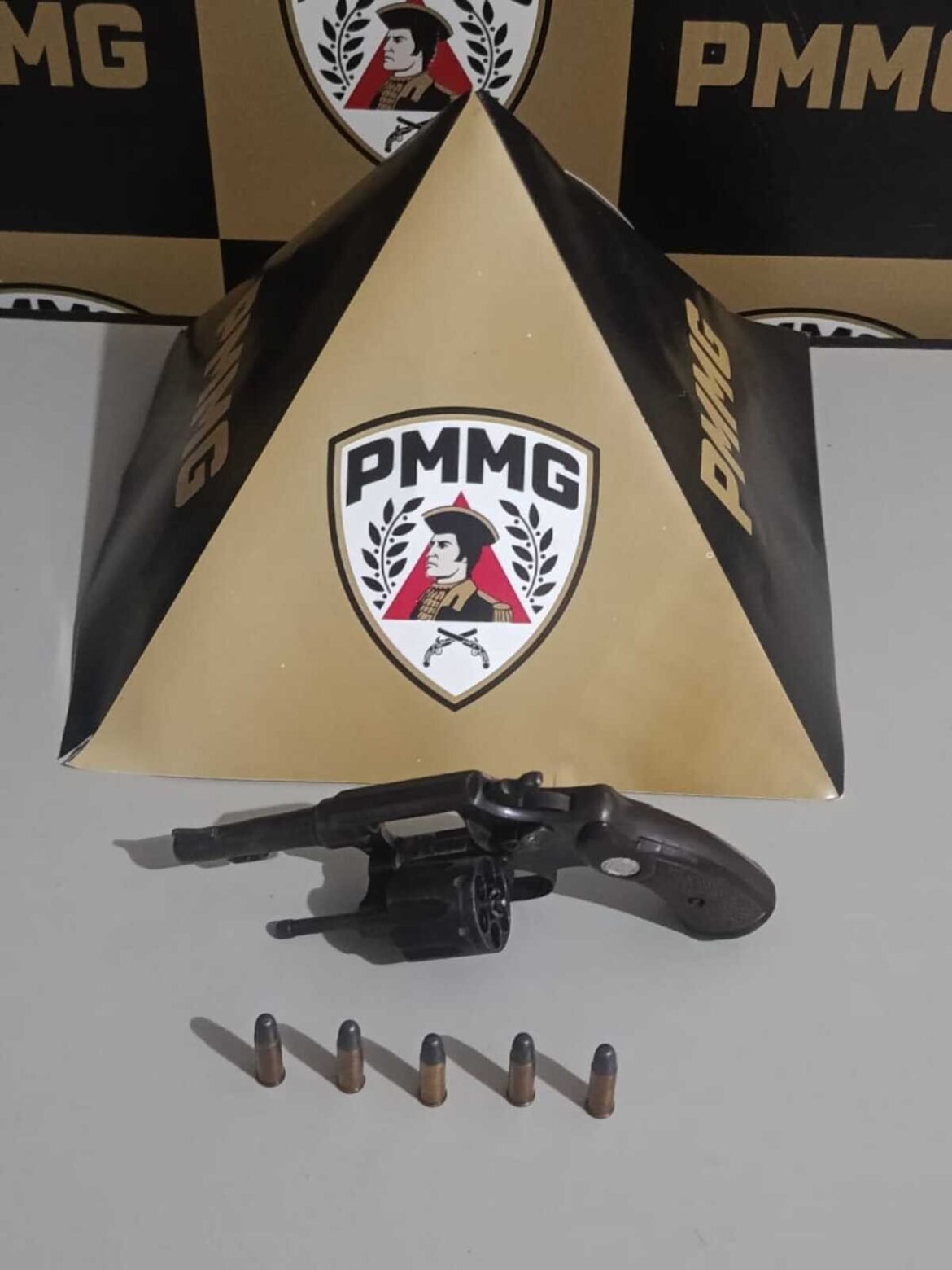 gravida-de-5-meses-diz-ter-sido-agredida-pelo-marido-e-e-levada-ao-hospital-em-corinto;-pm-apreendeu-arma