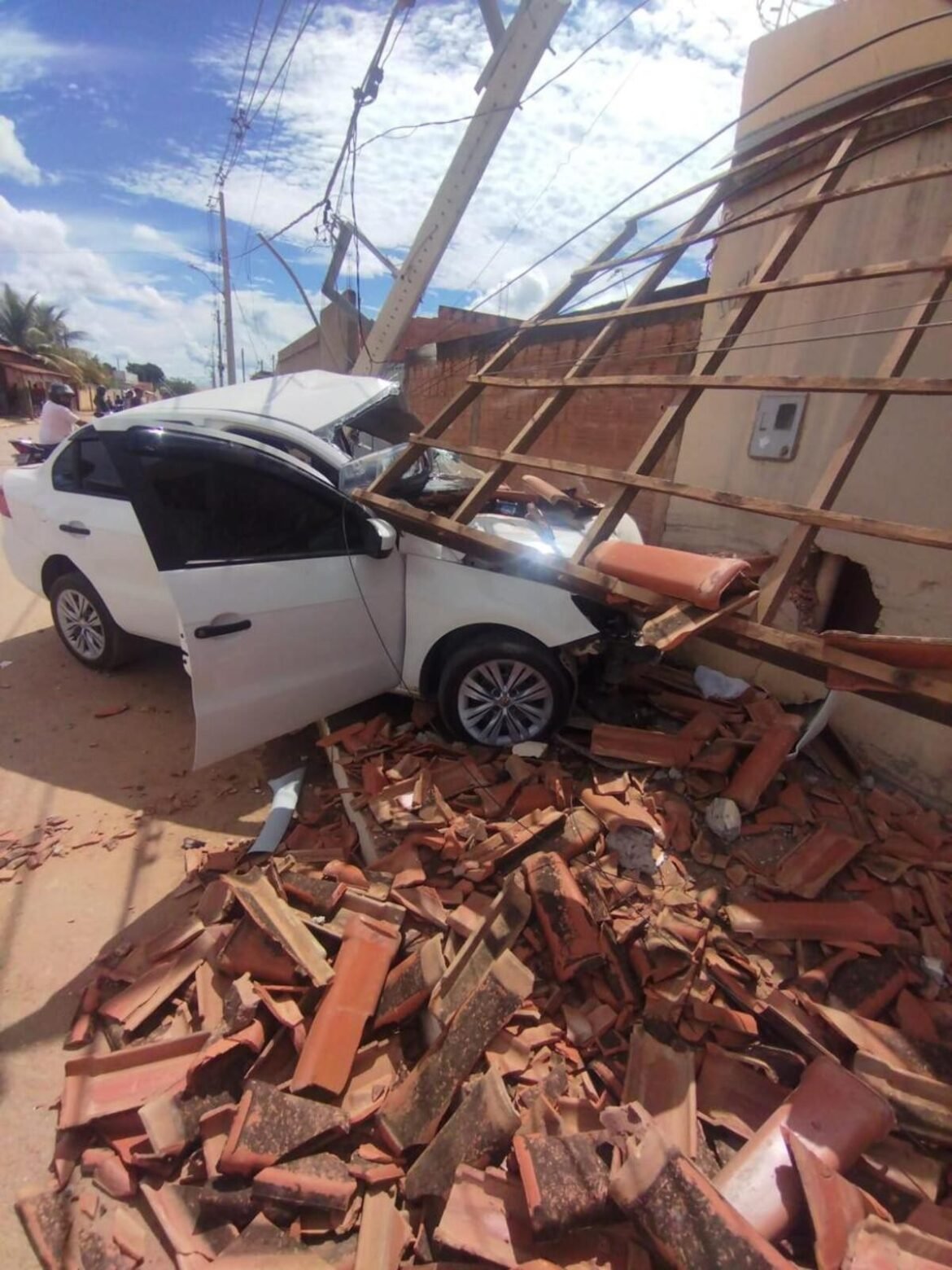 video:-dois-homens-morrem-apos-carro-bater-em-pilares-de-imovel-e-poste,-em-capitao-eneas