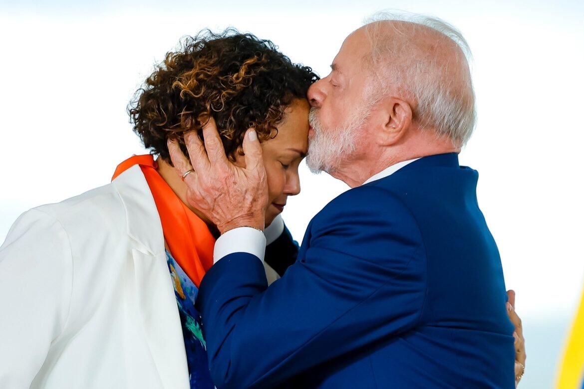 janja-orienta-lula-em-discurso-no-planalto-sobre-violencia-contra-a-mulher