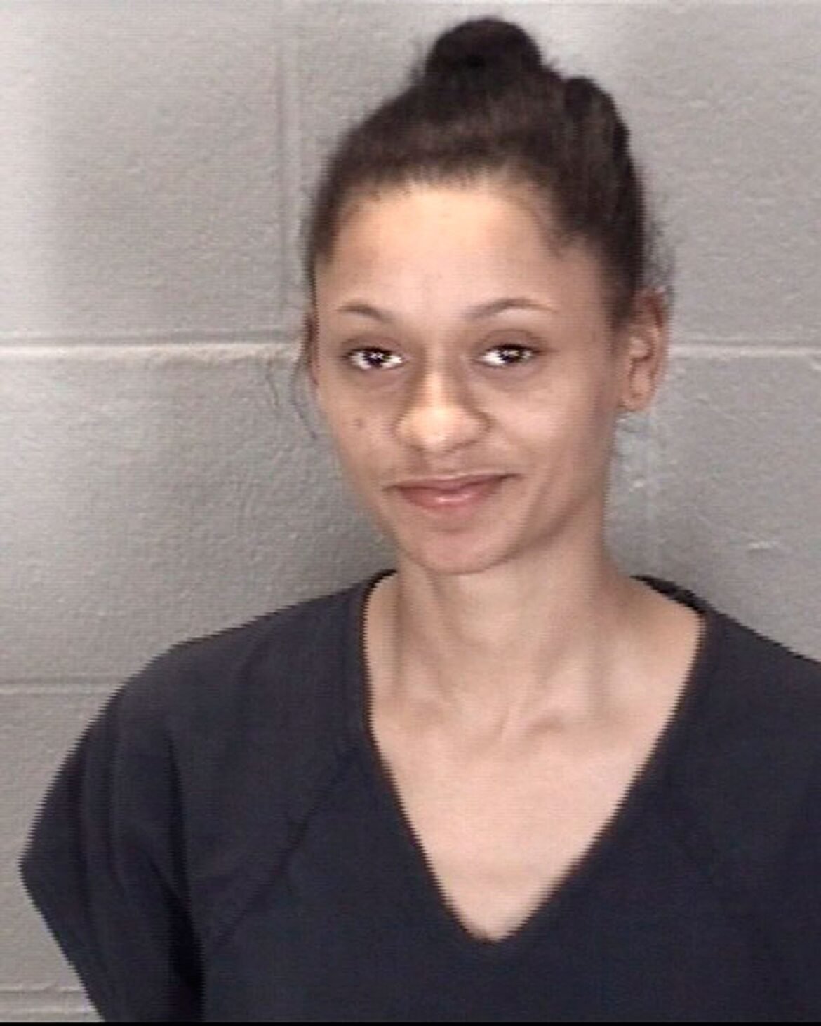 mulher-e-presa-apos-latir-para-cao-policial-nos-eua