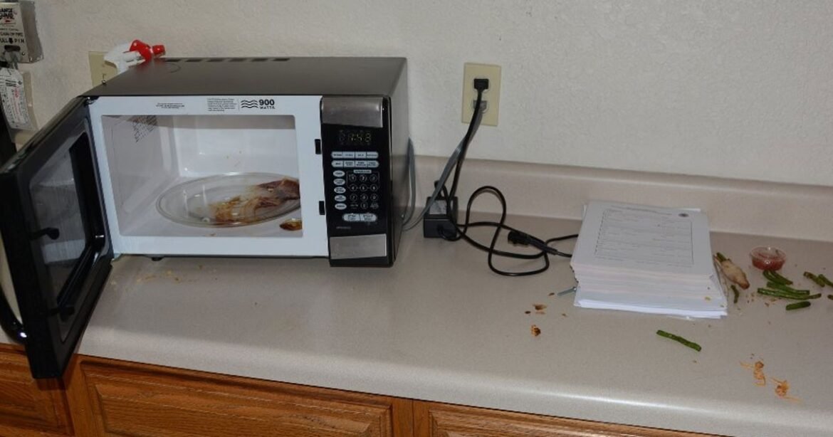 mulher-invade-posto-policial,-come-jantar-de-agente,-foge,-mas-esquece-documentos-no-local-e-e-identificada