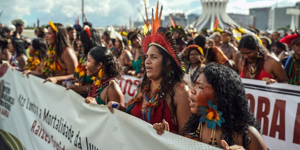 em-marcha,-indigenas-revelam-orgulho-de-erguer-faixas-e-bandeiras