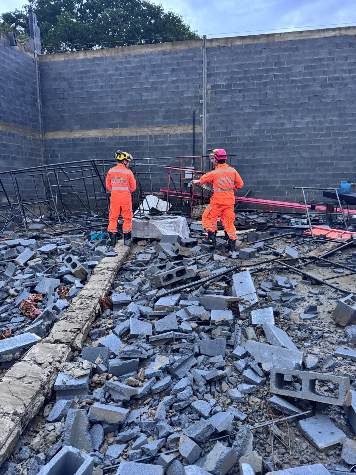 temporal-causa-desabamento-de-galpao,-deixa-ferido-e-provoca-alagamentos-em-montes-claros