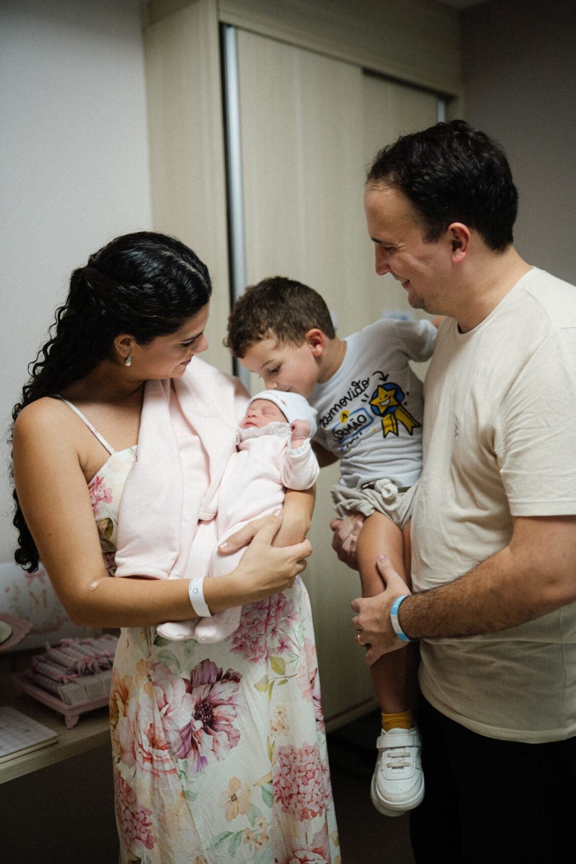 em-duas-gestacoes,-mulher-da-a-luz-em-minutos-no-banheiro-de-casa-e-nao-consegue-chegar-ao-hospital