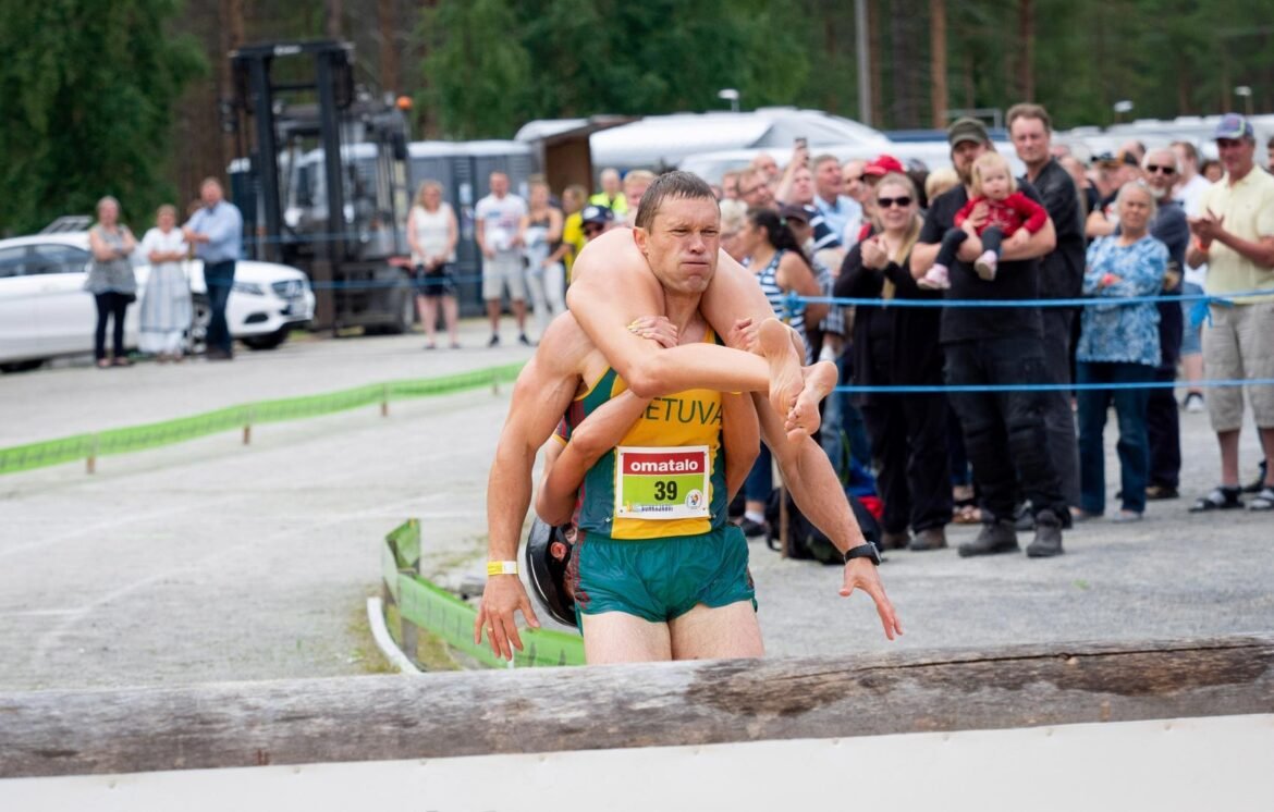 casal-da-lituania-vence-campeonato-mundial-de-carregamento-de-esposas