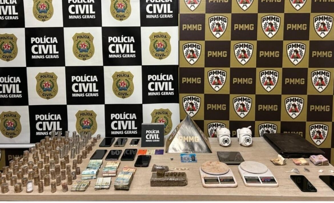 operacao-apreende-mais-de-r$-35-mil-drogas,-balancas-e-eletronicos-em-itamarandiba