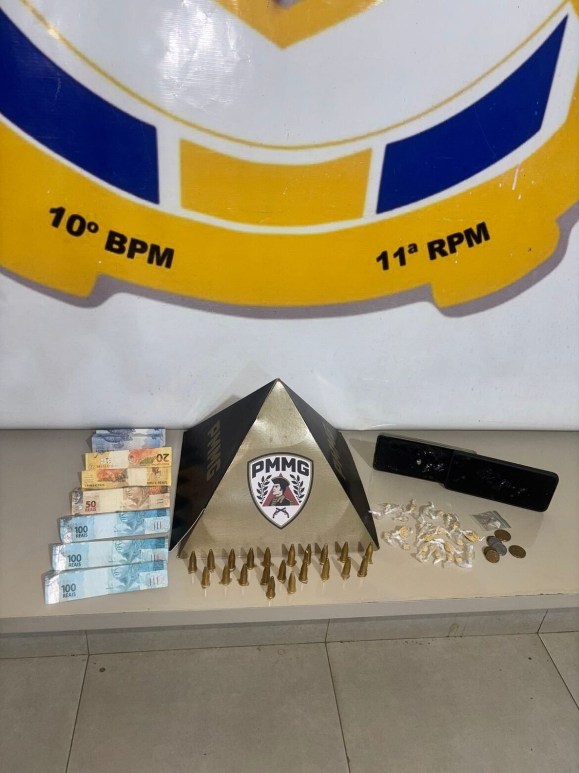 ao-ver-a-pm,-suspeito-de-reabastecer-pontos-de-trafico-abandona-moto,-deixa-bolsa-com-drogas-e-foge-a-pe