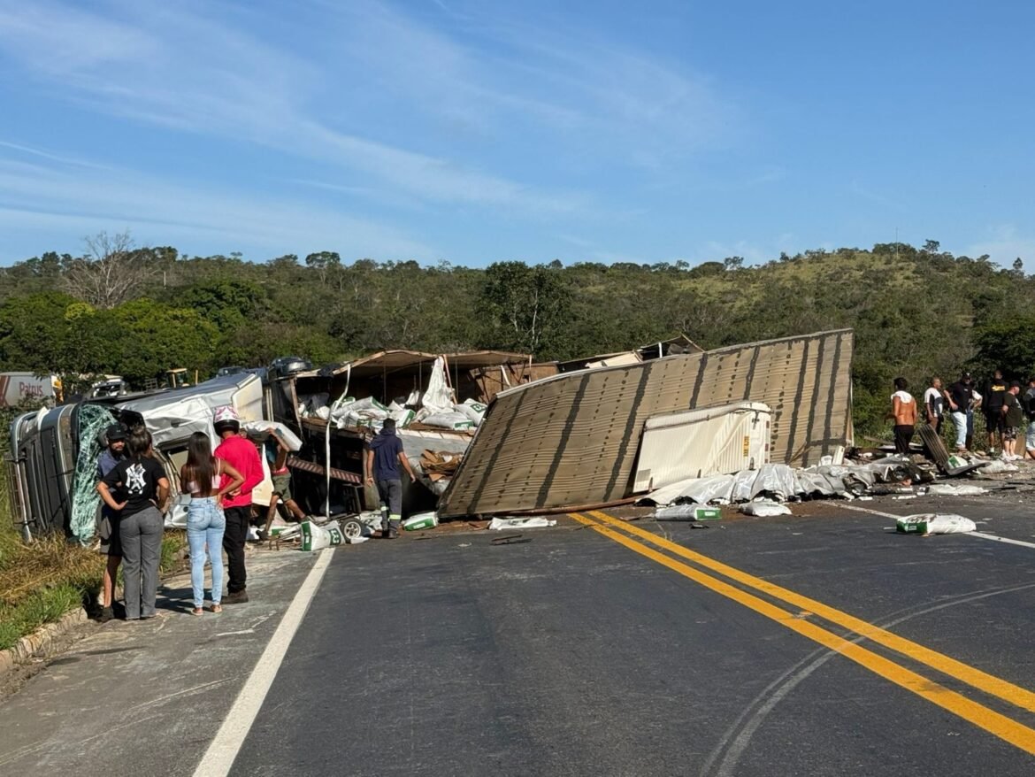 acidente-entre-caminhao,-carreta-e-carro-deixa-mortos-e-feridos-na-br-251
