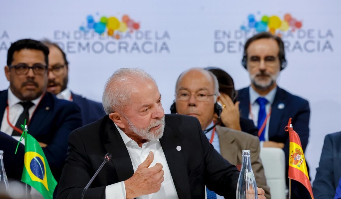lula-diz-que-ninguem-deve-ter-medo-de-ser-‘o-que-e’-e-elogia-sanchez-por-barrar-apoio-a-ataque-dos-eua-ao-ira