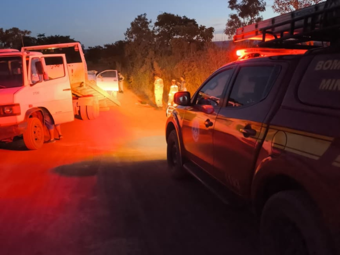 carro-capota-em-zona-rural-de-unai,-deixa-tres-feridos-e-provoca-vazamento-de-combustivel