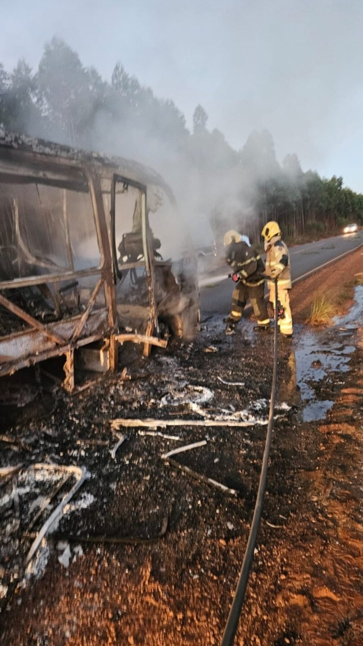 micro-onibus-que-transportava-time-de-futebol-e-destruido-por-incendio-na-mg-214