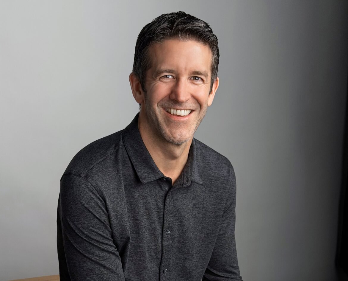 quem-e-john-ternus,-sucessor-de-tim-cook-no-comando-da-apple-|-g1