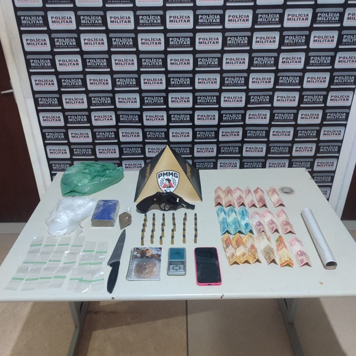 cercado-pela-pm-e-ferido-apos-pular-muros-com-cacos,-homem-acaba-preso-por-trafico-e-posse-ilegal-de-arma