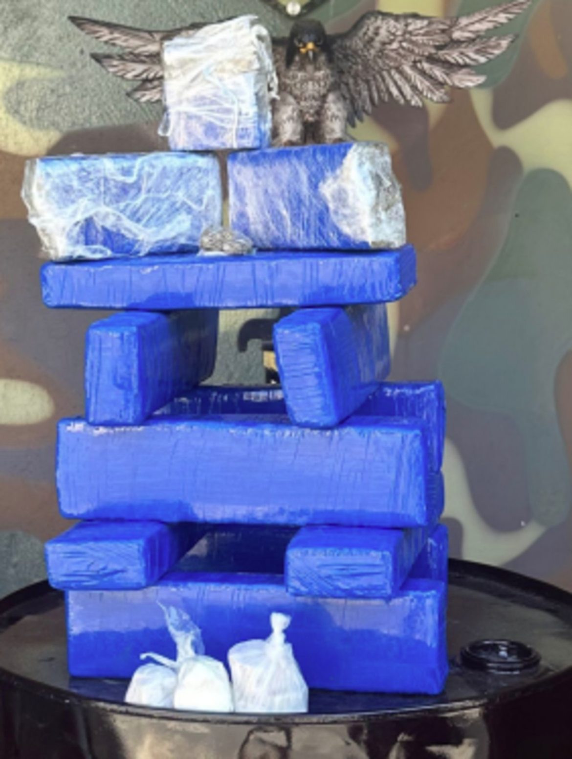 mulher-com-mala-carregada-de-drogas-pega-carona-com-policial-e-acaba-presa-em-montes-claros