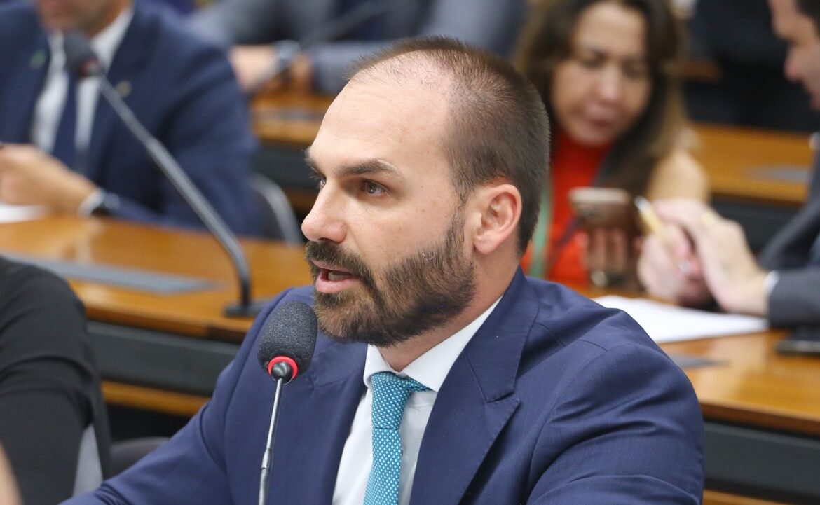 apos-eduardo-bolsonaro-faltar-interrogatorio,-moraes-abre-prazo-para-defesa-apresentar-alegacoes-finais
