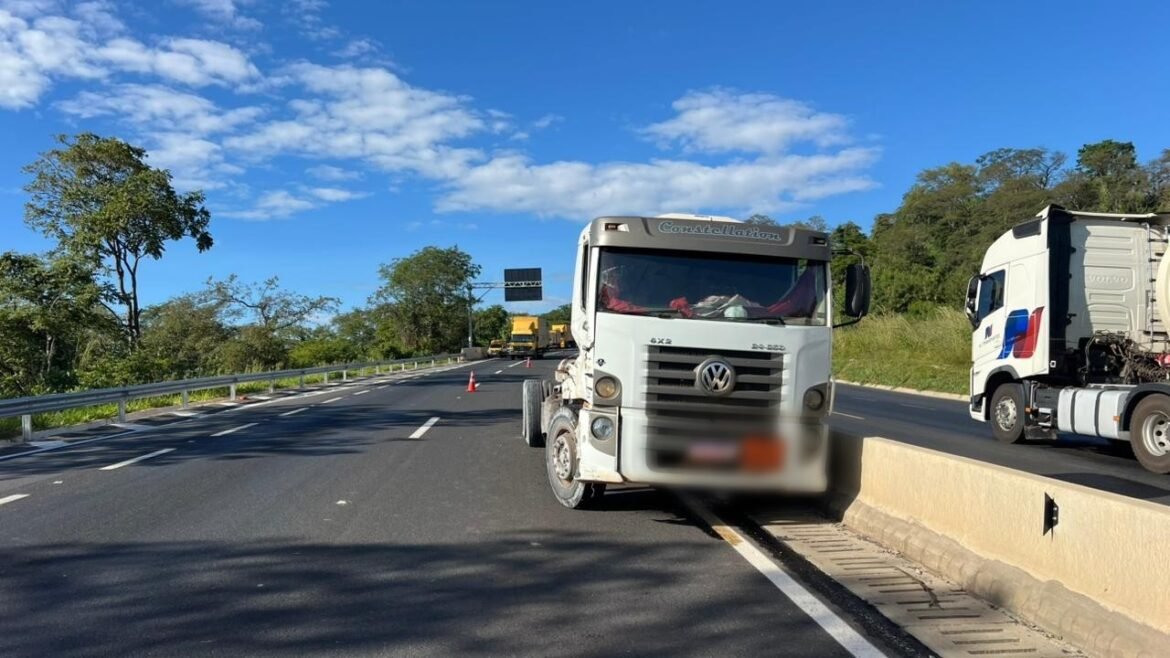 motorista-de-caminhao-tanque-e-arremessado-e-morre-em-acidente-na-br-135,-em-montes-claros