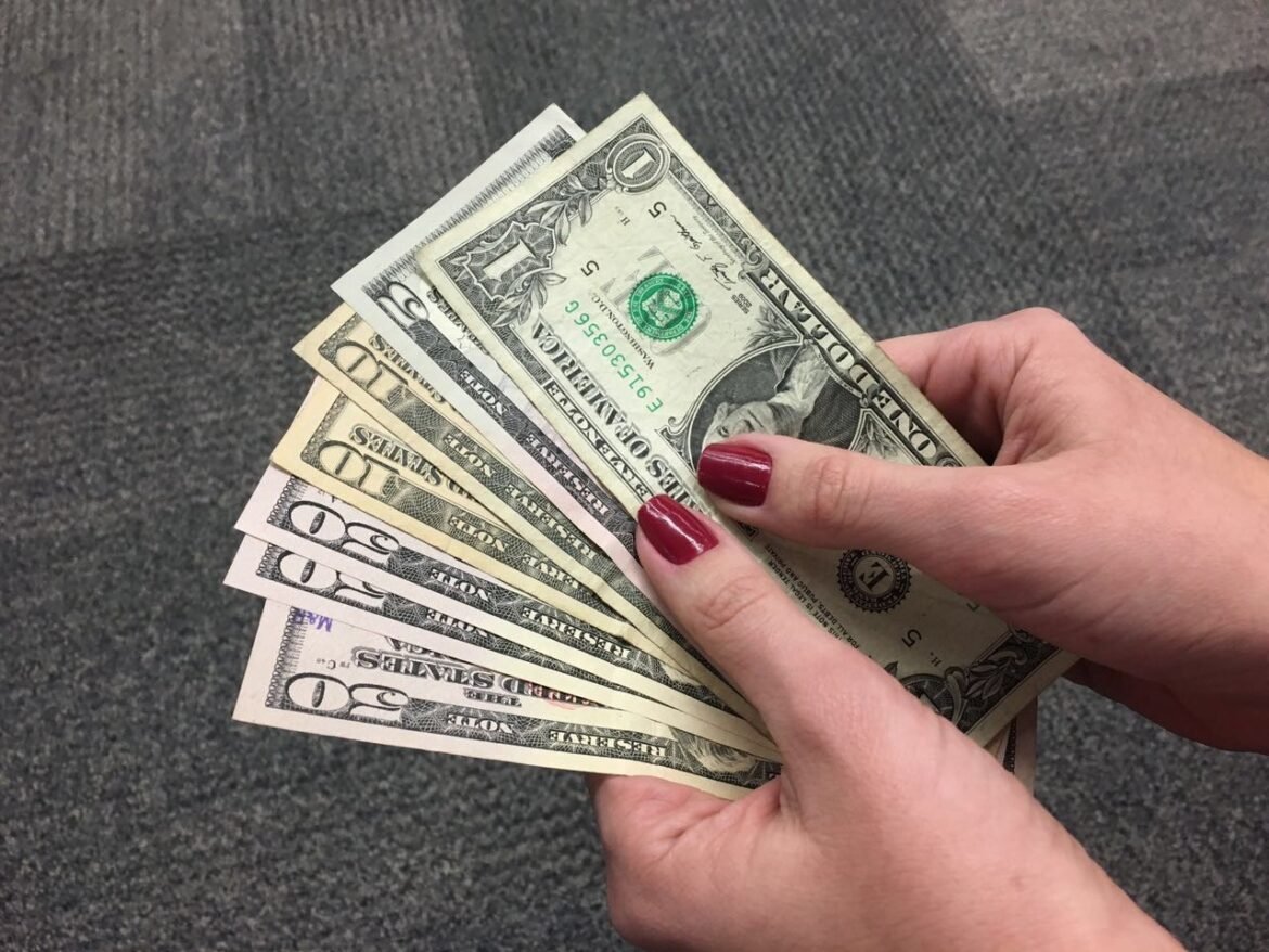 dolar-cai-e-fecha-a-r$-4,99,-de-olho-nas-negociacoes-entre-eua-e-ira;-ibovespa-recua-|-g1