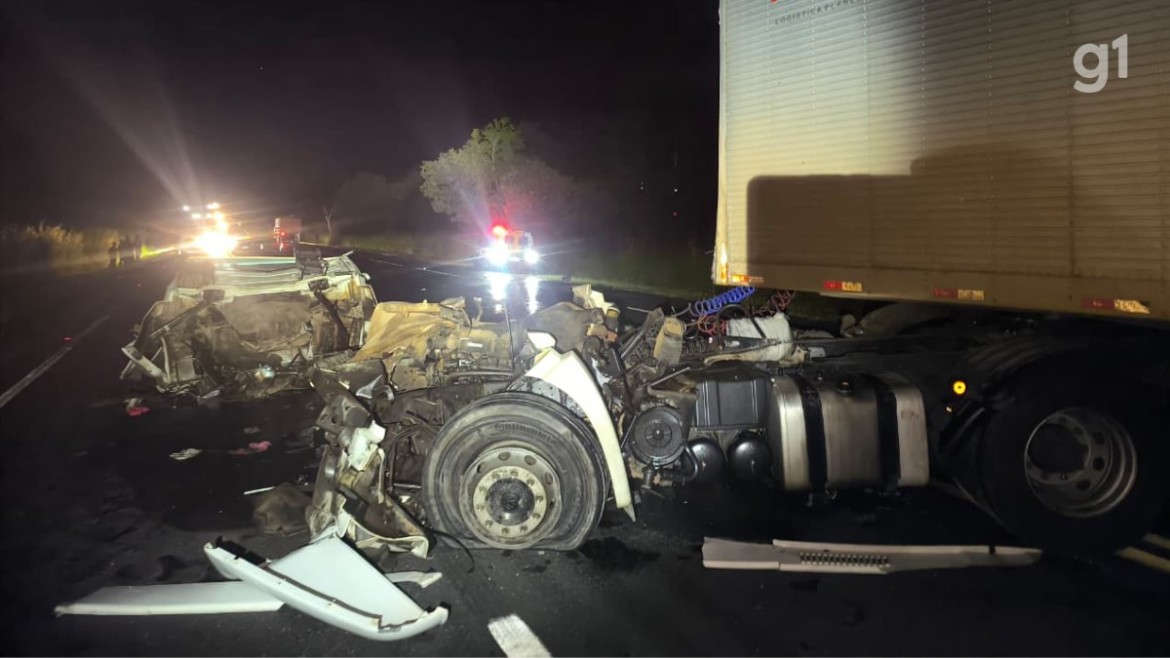 motorista-morre-apos-bater-na-traseira-de-caminhao-na-mgc-135,-em-joaquim-felicio