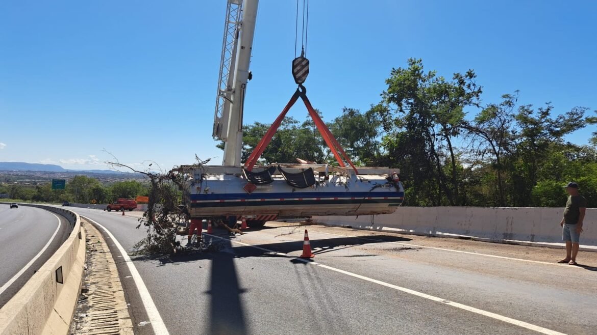 tanque-de-caminhao-carregado-com-combustiveis-que-tombou-na-br-135-e-removido