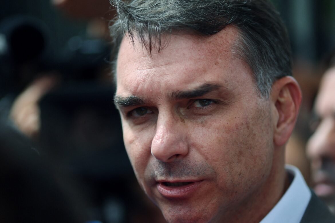 os-esqueletos-do-pl-do-rio-que-assombram-flavio-bolsonaro