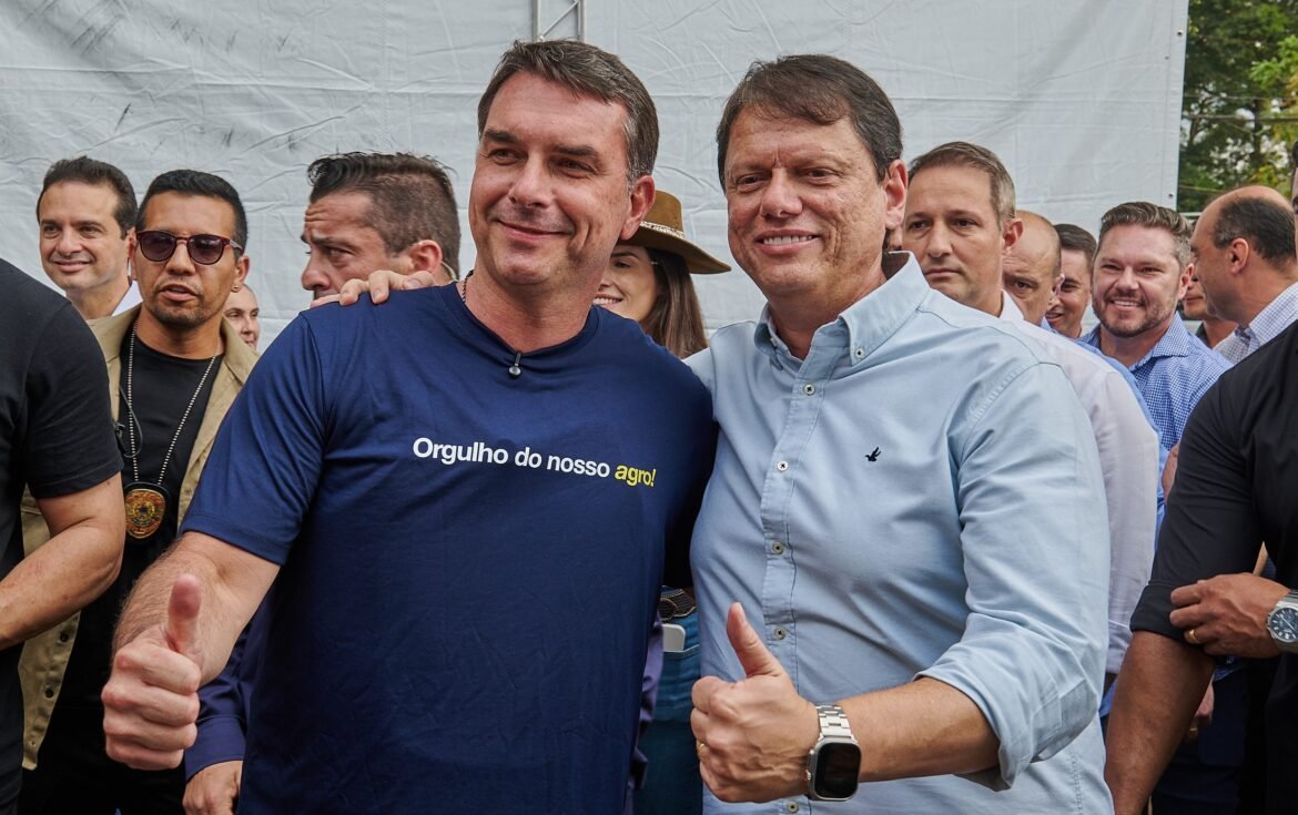 em-evento-oficial-do-governo-de-sp,-tarcisio-chama-flavio-bolsonaro-de-‘proximo-presidente’-e-senador-promete-‘cuidar-do-povo-brasileiro’