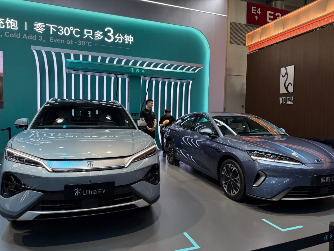 salao-de-pequim:-brasil-tera-1-mil-carregadores-ultrarrapidos-da-byd-com-recarga-em-9-minutos-ate-2027;-video-|-g1