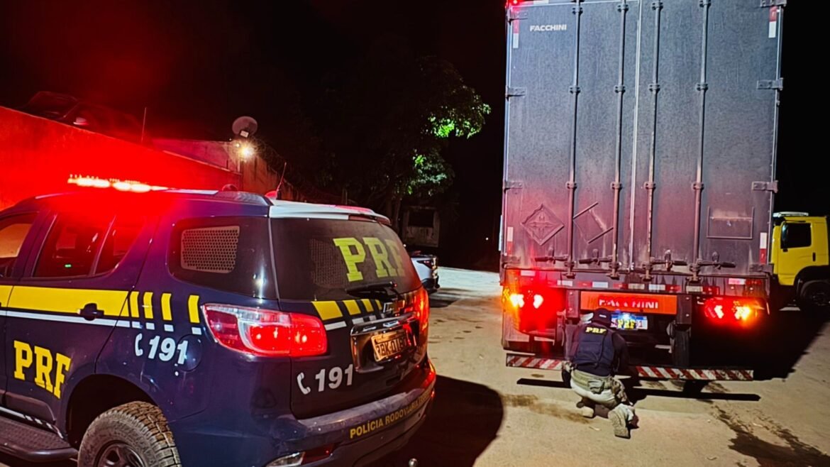 carreta-bau-carregada-com-energetico-e-apreendida-com-placa-clonada-na-br-251