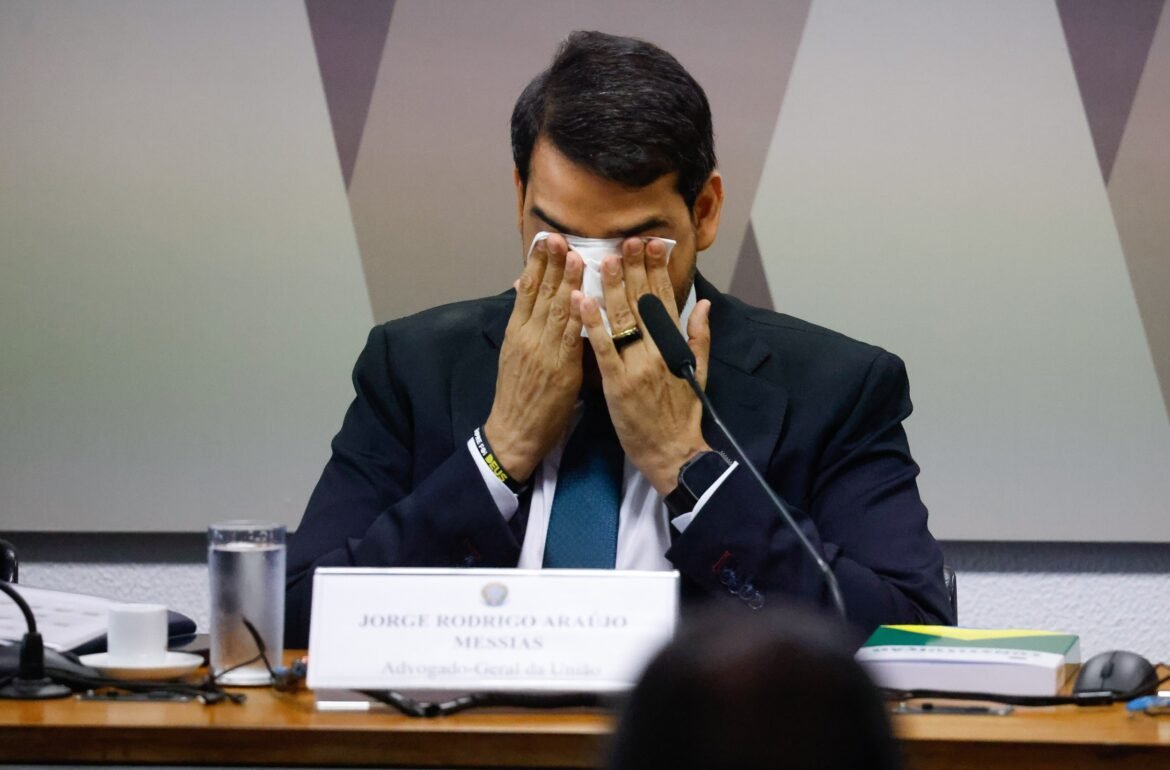 messias-embarga-a-voz,-se-emociona-e-pede-lenco-em-sabatina-no-senado