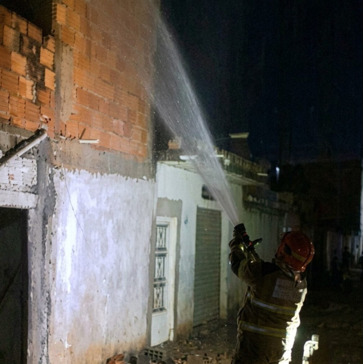 incendio-que-pode-ter-comecado-em-panela-eletrica-danifica-residencia,-em-montes-claros