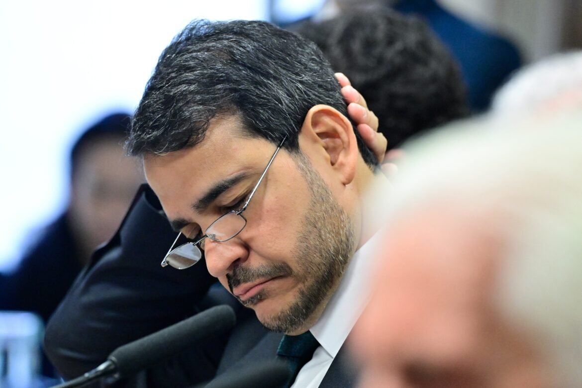 e-#fake-foto-de-jorge-messias-chorando-em-carro-apos-rejeicao-no-senado;-trata-se-de-montagem