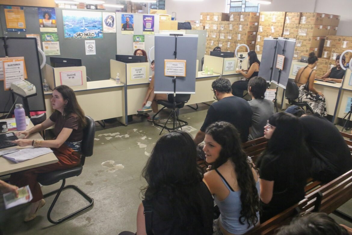 prazo-para-tirar-ou-regularizar-titulo-de-eleitor-termina-nesta-quarta;-cartorios-de-sp-tem-atendimento-ampliado