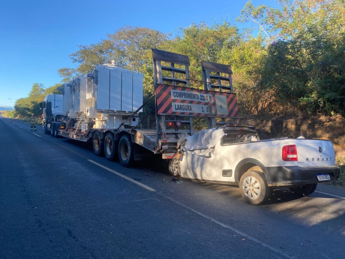 motorista-morre-apos-caminhonete-atingir-traseira-de-carreta-na-mgc-401